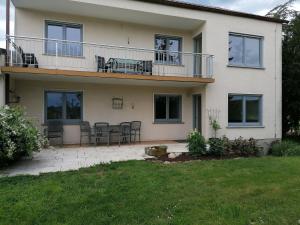 una casa con balcone e patio di Ferienwohnungen Rosenhof a Karlstadt