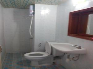 Ванная комната в IMPACT Challenger Apartment Hostel Bangkok Thailand +4 фотографии