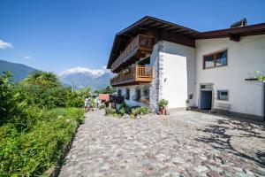 une maison avec un balcon sur le côté dans l'établissement Ferienwohnung Barrique, à Merano