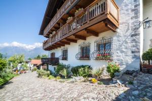 un bâtiment avec des balcons et des plantes sur son côté dans l'établissement Ferienwohnung Barrique, à Merano