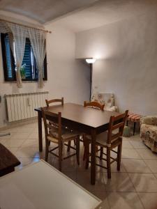 einen Esstisch und Stühle im Wohnzimmer in der Unterkunft Foresteria Guest House in Gaiole in Chianti
