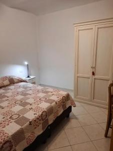 ein Schlafzimmer mit einem Bett und einem Schrank in der Unterkunft Foresteria Guest House in Gaiole in Chianti