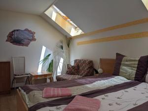 A bed or beds in a room at Pivnička pod Čachtickým hradom