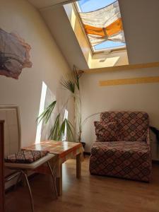 A seating area at Pivnička pod Čachtickým hradom