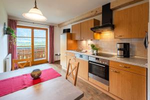 Kuchyň nebo kuchyňský kout v ubytování Landhaus Eggensberger
