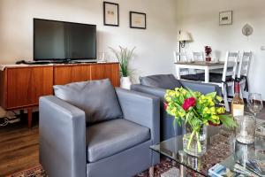 a living room with two chairs and a tv at Ferienwohnung Alte Liebe in Husum