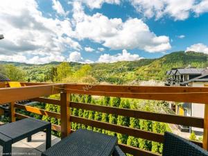 balkon z krzesłami i widokiem na góry w obiekcie Pensjonat Skalny Szczawnica w mieście Szczawnica