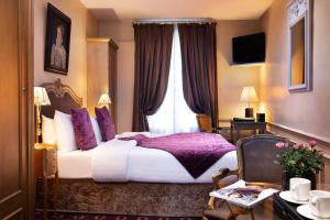 Postel nebo postele na pokoji v ubytování Hotel Residence Henri IV