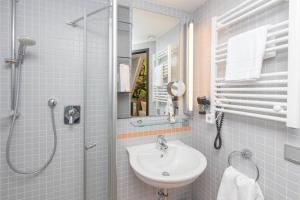 a bathroom with a sink and a shower at Radlhotel Wassertrüdingen in Wassertrüdingen
