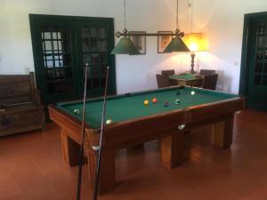 Una habitación con una mesa de billar con pelotas. en Quinta do Ladário en Várzea Ovelha e Aliviada
