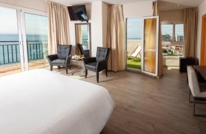 um quarto de hotel com uma cama e vista para o oceano em Hotel Horitzó by Pierre & Vacances em Blanes