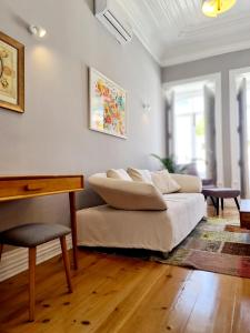 un soggiorno bianco con divano e tavolo di Casa Lara by HnM a Tavira