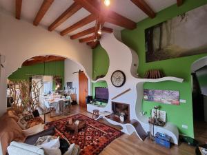 uma sala de estar com paredes verdes e brancas em La Terrazza di Cirico' em Carlentini