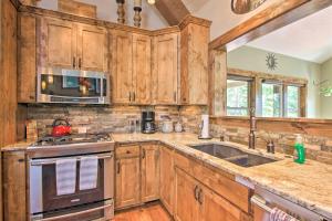 Gallery image of 5 Mi to Crescent Lake Dog-Friendly Oregon Getaway in Odell Lake +27 photos