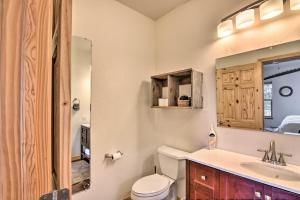 Baðherbergi á Stunning Home with Fire Pit, 11 Mi to Mt Yale!