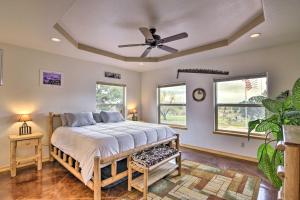 Rúm í herbergi á Stunning Home with Fire Pit, 11 Mi to Mt Yale!