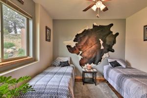 Rúm í herbergi á Stunning Home with Fire Pit, 11 Mi to Mt Yale!