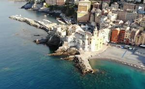 カモーリにあるAlbergo Augusta B&Bの海と建物のある海辺の空中景色
