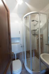 Ванна кімната в ALTIDO Idyllic Flat for 7 with Free Parking Close to Ski Lift