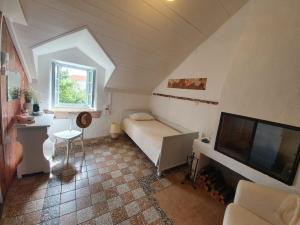a small room with a bed and a tv at Holiday Home Misir in Bol