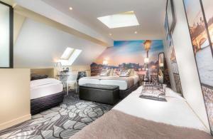 Postel nebo postele na pokoji v ubytování Hotel Ile de France Opéra