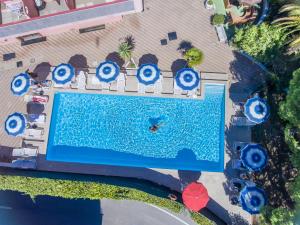 una vista sul tetto di una piscina con acqua blu di Onda Hotel a Silvi Marina