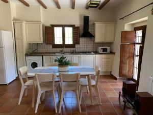 una cocina con mesa y sillas. en Castillo con piscina en plena Sierra Calderona, en Segorbe