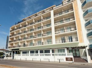 
a large building with a large window on the side of it at Hotel Horitzó by Pierre & Vacances in Blanes

