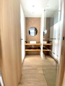 サントロペにあるMagnifique Studio à deux pas du port de Saint-Tropezの洗面台と鏡のあるバスルーム