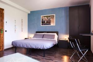 a bedroom with a bed and a blue wall at il Magàn - Cinque Terre in Corniglia
