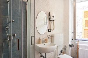 a bathroom with a sink and a shower with a mirror at il Magàn - Cinque Terre in Corniglia