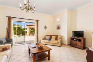 GaléにあるVilla Arvela by Villa Plusのソファとテレビのあるリビングルーム