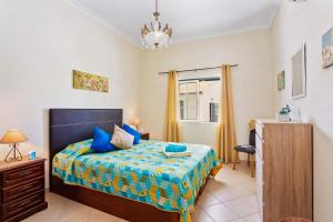 GaléにあるVilla Arvela by Villa Plusのベッドとドレッサーと窓のある寝室