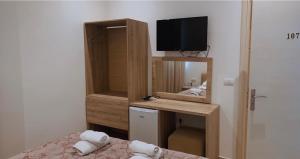 Postel nebo postele na pokoji v ubytování Deni's Hotel