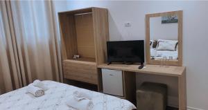 Postel nebo postele na pokoji v ubytování Deni's Hotel