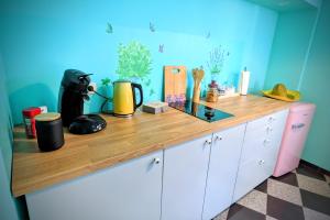 a kitchen counter with a wooden counter top at Casa de Pancho - Lateinamerika direkt in der City von Uelzen in Uelzen