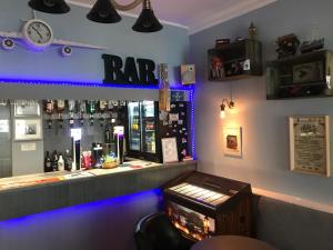 een bar met een klok aan de muur bij Brene Hotel in Blackpool