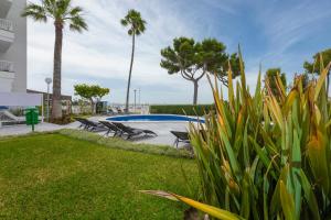 The swimming pool at or close to Sand Beach Apartments