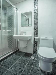 a bathroom with a toilet and a sink and a shower at OYO 700 Pj Inn Hotel in Pampang