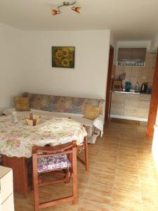 salon ze stołem i kanapą w obiekcie Apartment Jelena w Kotorze