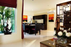 eine Küche und ein Wohnzimmer mit einem Esszimmer in der Unterkunft Karon Beach Walk Villa in Karon Beach