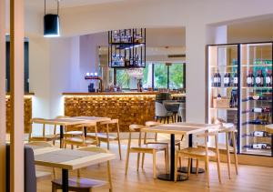 ein Restaurant mit Tischen und einer Bar in der Unterkunft Evora Hotel in Évora
