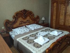 um quarto com uma cama com toalhas em Avlabari Old Town Residence em Tbilisi