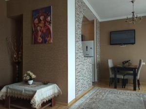 duas fotografias de um quarto com uma mesa e uma sala de jantar em Avlabari Old Town Residence em Tbilisi