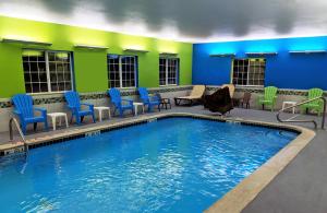 una piscina in una camera d'albergo con blu e verde di Microtel Inn & Suites by Wyndham Michigan City a Michigan City