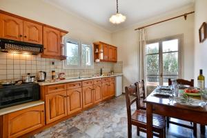 Kuchyň nebo kuchyňský kout v ubytování Adonis Apartments + 33 fotografií