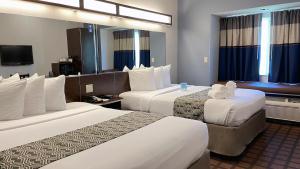 Voodi või voodid majutusasutuse Microtel Inn & Suites by Wyndham Michigan City toas
