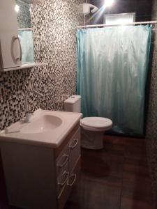ein Badezimmer mit Toilette, Waschbecken und Dusche in der Unterkunft Chácara Cantinho do Ipê in Marechal Floriano