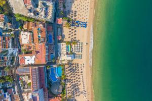 una vista aérea de una playa y el océano en Suites at Sapphire Ocean Club, en Puerto Vallarta