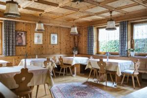 Reštaurácia alebo iné gastronomické zariadenie v ubytovaní Hotel Bauhof